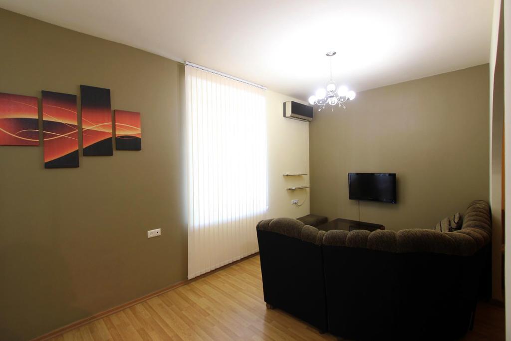 יירבאן Studio With Balcony On Sayat Nova Avenue מראה חיצוני תמונה