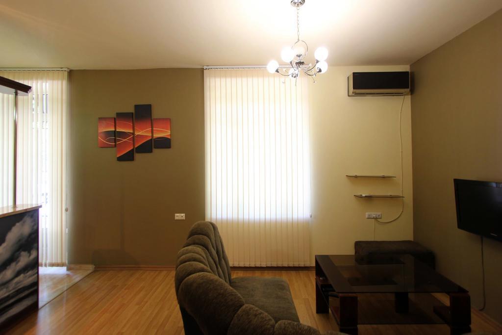 יירבאן Studio With Balcony On Sayat Nova Avenue מראה חיצוני תמונה